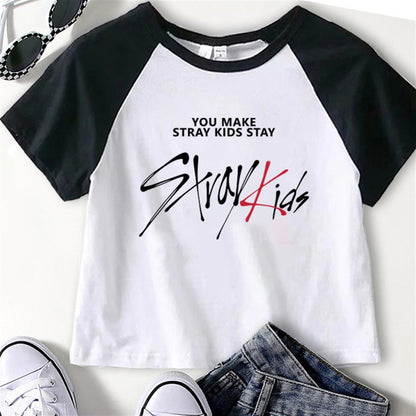 ESC BUTİK Stray Kids Baskılı Reglan Kol Beyaz Crop